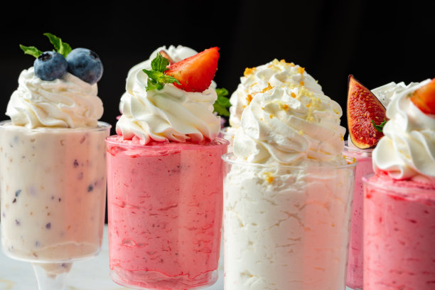 大量的慕斯甜点在玻璃杯里供餐饮图片下载