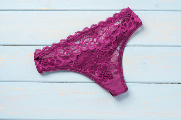 顶视图女性内衣内裤在一个木制背景。图片下载