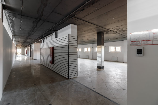 空的零售空间，黑色的天花板和肮脏的地板，修复后立即图片下载