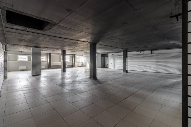 空的零售空间，黑色的天花板和肮脏的地板，修复后立即图片下载