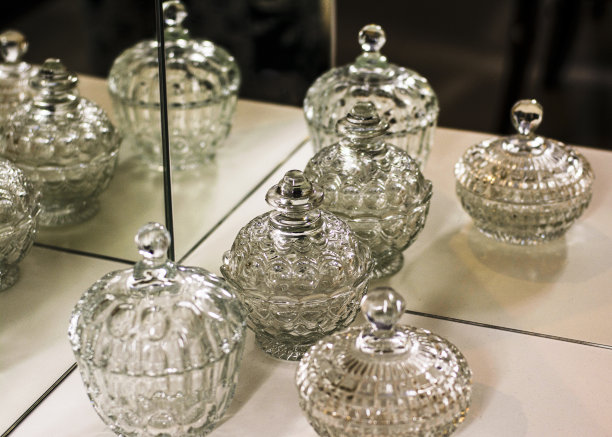 橱柜里由水晶玻璃制成的小豪华装饰碗的特写图片下载