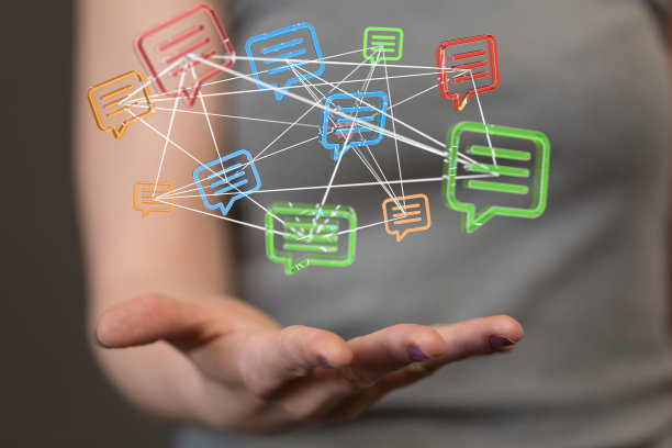 电子邮件图标漂浮在手上的3D渲染-在线交流的概念图片下载