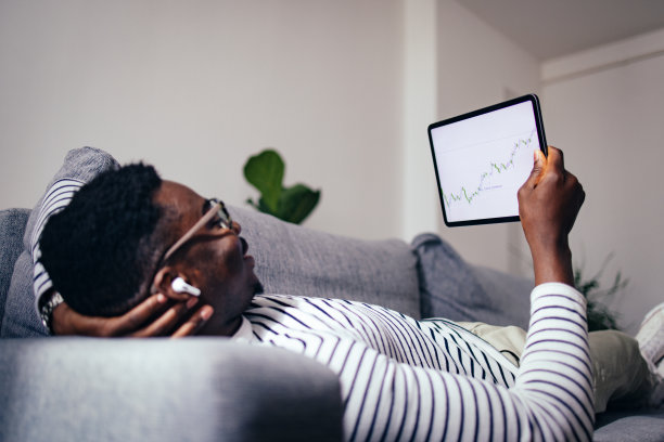 An Anonymous BusinessmanÂ Using A Digital Tablet In The Living Room图片下载
