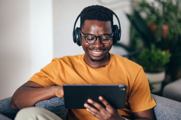 微笑的商人在内政部视频通话图片下载