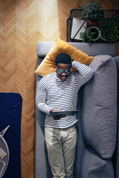 Directly Above Photo Of Happy BusinessmanÂ Using A Digital Tablet In The Living Room图片下载