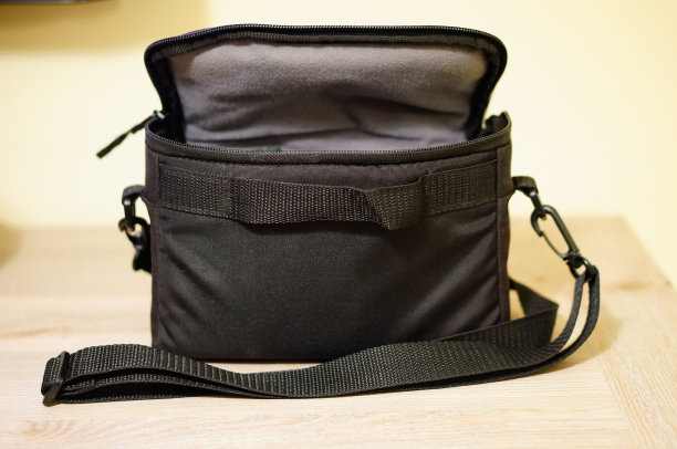 在木桌上打开一个黑色的袋子图片下载