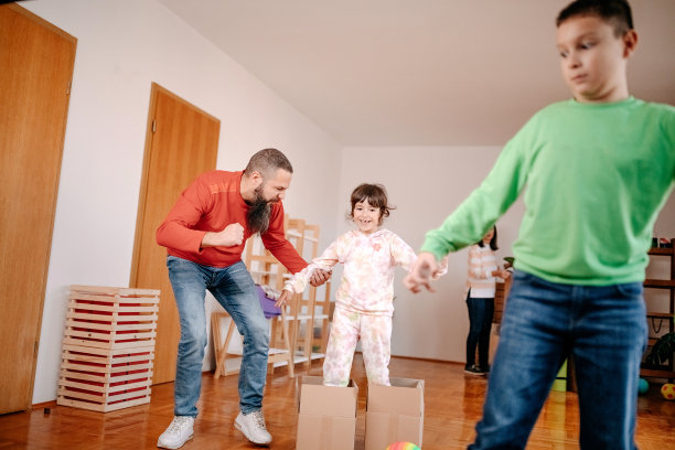 孩子们和父母在空荡荡的新公寓里玩耍图片下载
