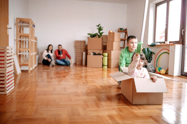 孩子们和父母在空荡荡的新公寓里玩耍图片下载