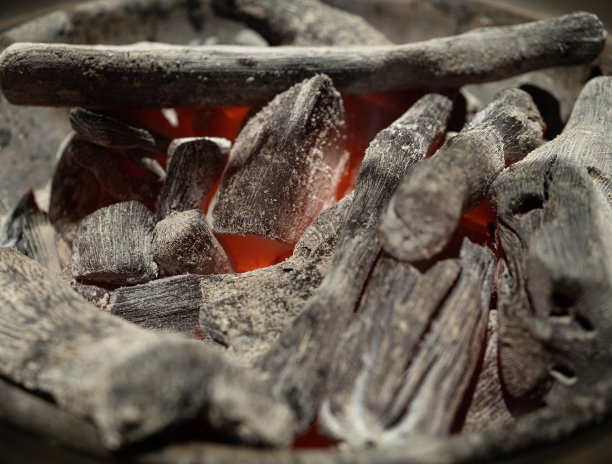 燃烧的木炭图片下载