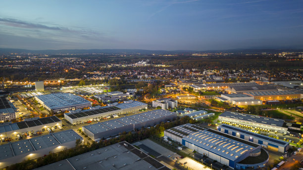 黄昏的工业区——鸟瞰图图片下载