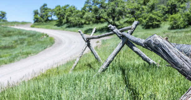 饱经风霜的乡村乡村山栅栏图片下载