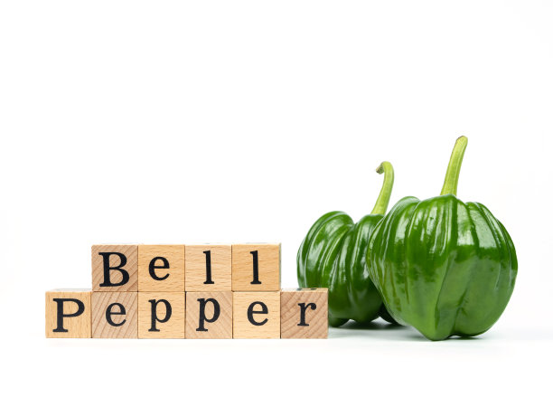 白底绿甜椒图片下载