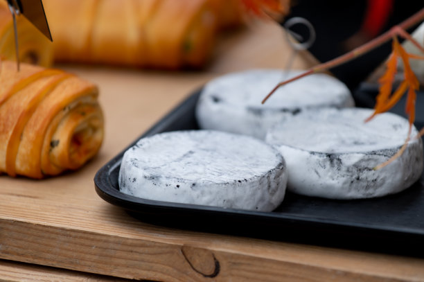 一家小商店柜台上的奶酪图片下载