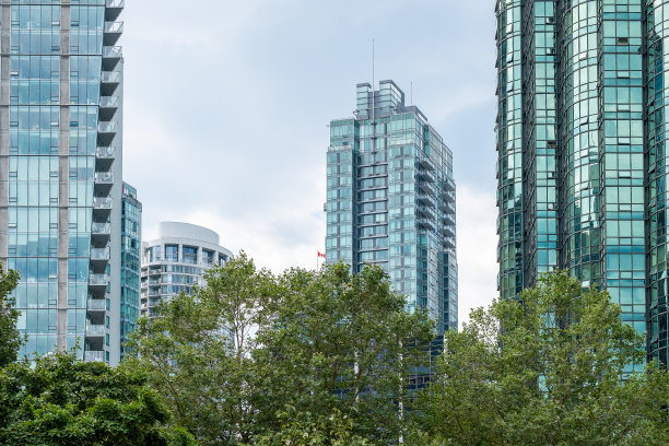 近景公园的现代市区高层公寓图片下载