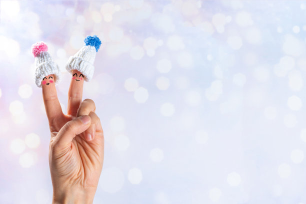 戴着冬帽的手指露出快乐的表情图片下载