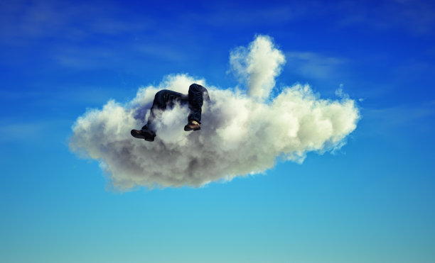 人躺在云上。梦想和抱负的概念。图片下载