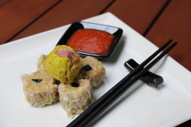 彩色点心放在木质背景的白色盘子里图片下载