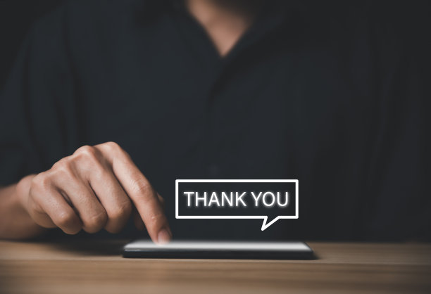 一名男子在社交网络上通过智能手机发送感谢图片下载