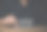 一名男子在社交网络上通过智能手机发送感谢图片下载