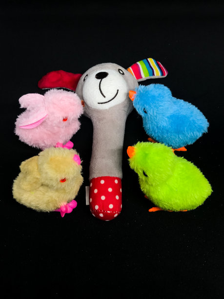 玩具和洋娃娃被隔离在黑色背景上图片下载