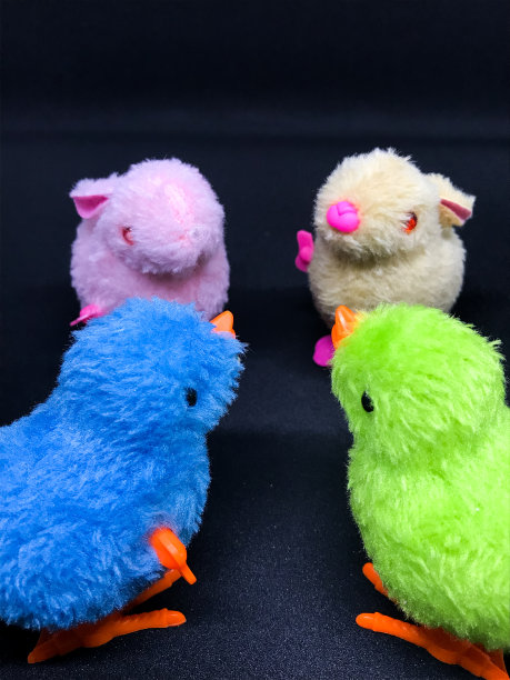 玩具和洋娃娃被隔离在黑色背景上图片下载