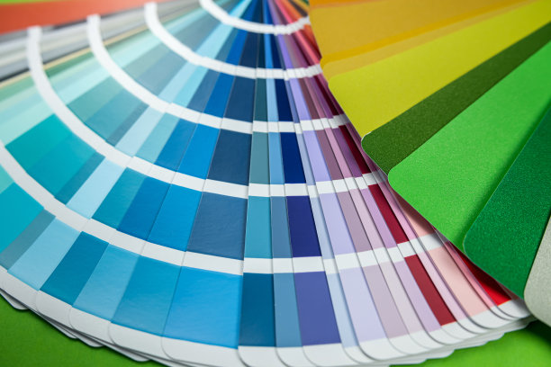 新的美丽的彩色样品放在木桌上特写。图片下载