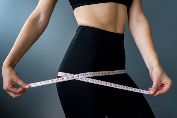 用卷尺近距离测量训练过的胃。图片下载