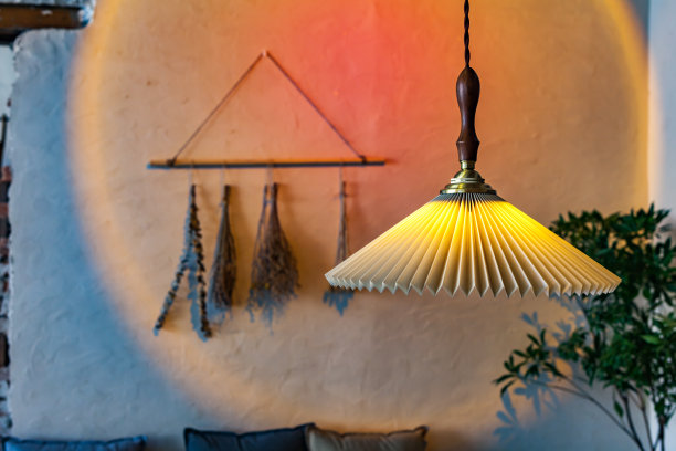 咖啡馆里的吊灯图片下载