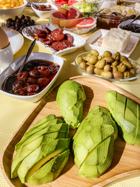 早餐桌上的前景是去皮切片的牛油果图片下载