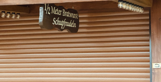 圣诞市场摊位上的标志:半米长的德国小香肠和德国小香肠图片下载