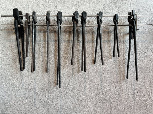 把铁钳排成一排图片下载