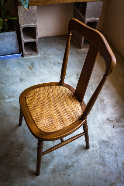 一把漂亮的木制藤椅图片下载