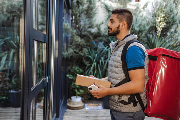 快递员正在前门外面等着送包裹图片下载