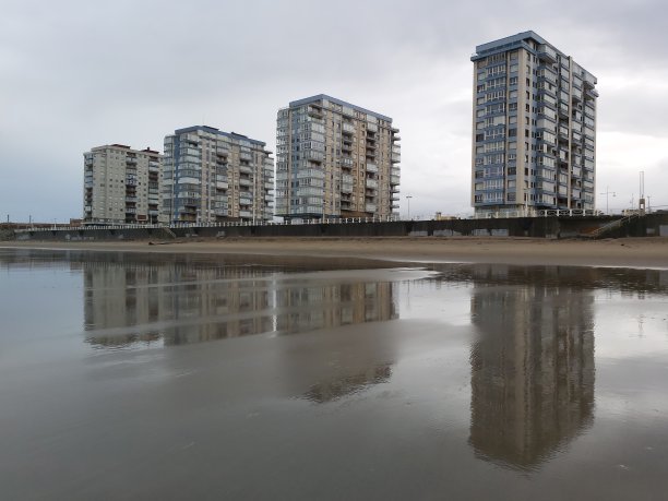 以建筑物为背景的美丽湖泊照片图片下载