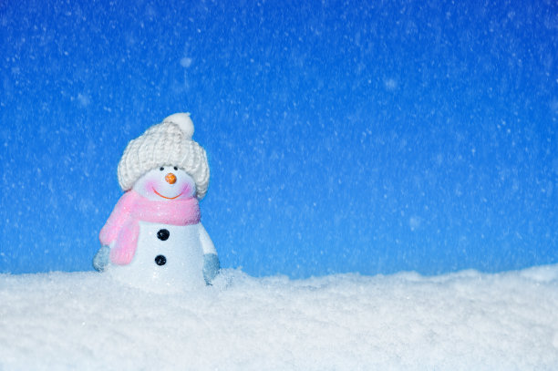 圣诞卡片上的雪人戴着帽子图片下载