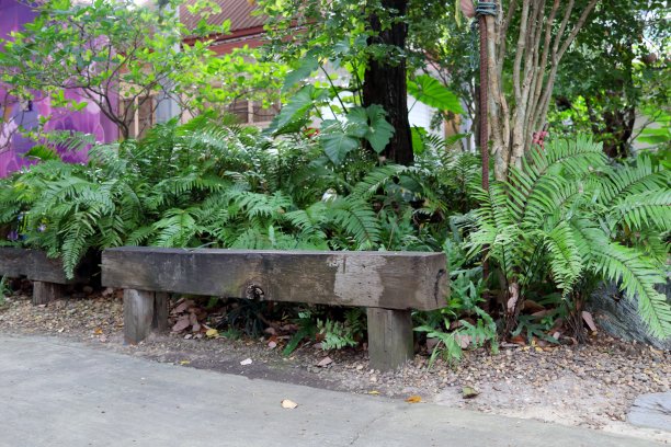 用铁路枕木制成的长凳。图片下载