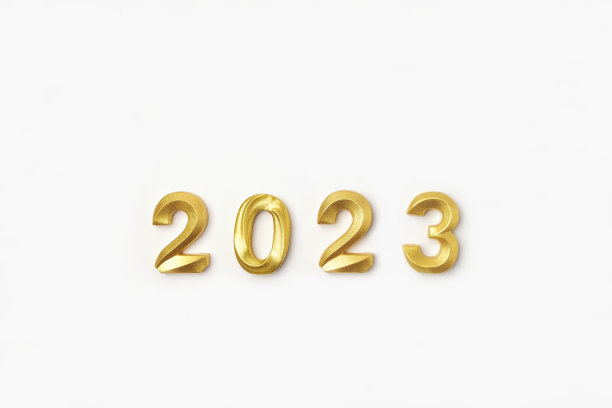 2023白桌黄金数字。现代新年背景。创意贺卡。平铺，俯视图，复制空间。旗帜设计。最小的节日模拟数字。庆祝节日的时间图片下载