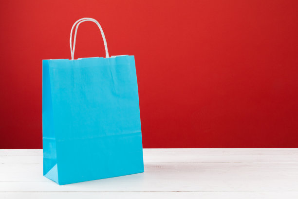 纸购物袋与复制空间的红色背景图片下载