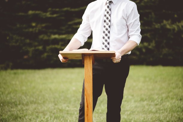 站在公园领奖台上的男性图片下载