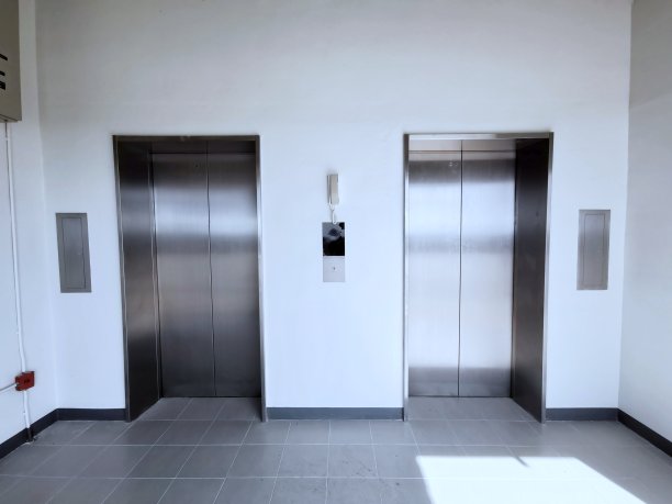 停车场大楼内有供乘客使用的电梯。图片下载