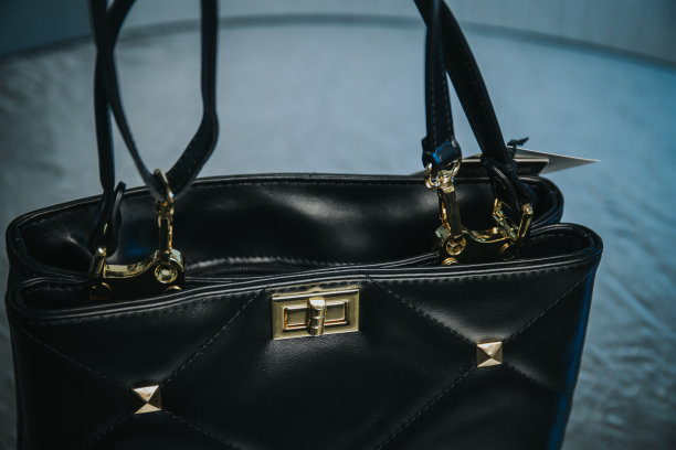 一张桌子上一个黑色皮革女性手提包的特写图片下载