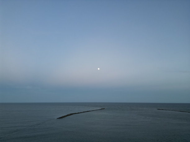 夜晚满月下迷人的海景照片图片下载
