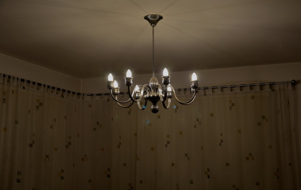 古老的历史八臂吊灯。银色单杯，云杉锥形球茎，底部有一个球。有窗帘的白色房间。底部视图。烛台形，蜘蛛形图片下载