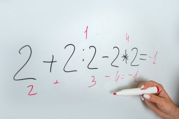 老师在学校教室的白色新黑板上的笔迹。图片下载