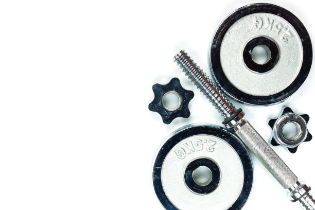 白色背景上的哑铃银色布景俯视图。图片下载