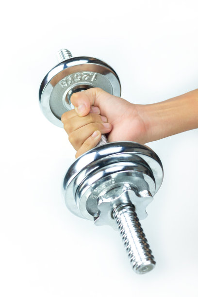 白色背景的手举哑铃。图片下载