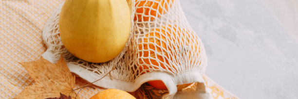 网眼购物袋蔬菜。秋天南瓜丰收。图片下载