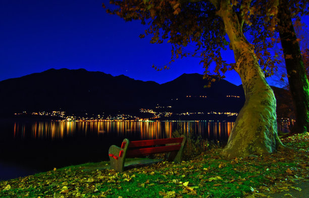 马焦雷湖和洛迦诺市的夜景图片下载
