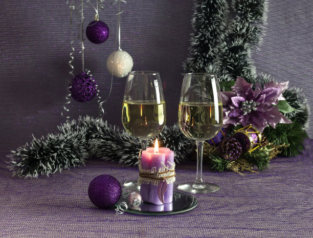 圣诞和新年组成的酒杯在桌子上特写图片下载