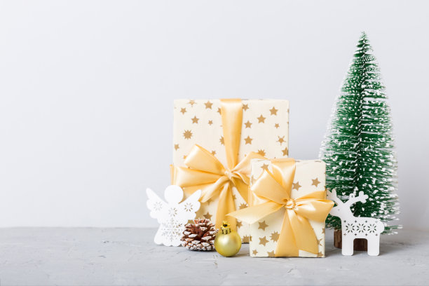 圣诞组成。手工礼盒，小树木，树枝和手工DIY装饰在白色背景。新年的概念。平铺，俯视图，复制空间图片下载